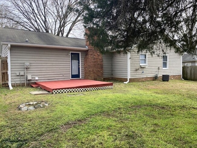 Foto del edificio - 1/2 MO/OFF SPECIAL - Mint Hill Area- Updated 3 bed/2 bath -Ranch with garage and fence