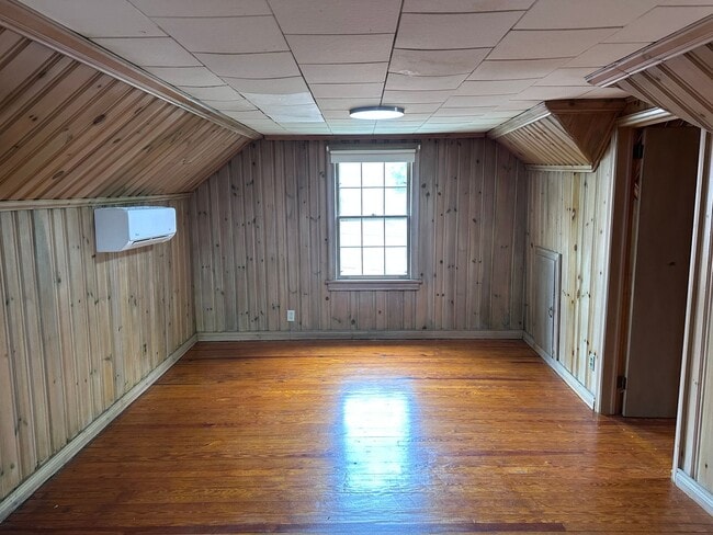 Building Photo - Charming Four Bedroom Brick  Home in Wesle...