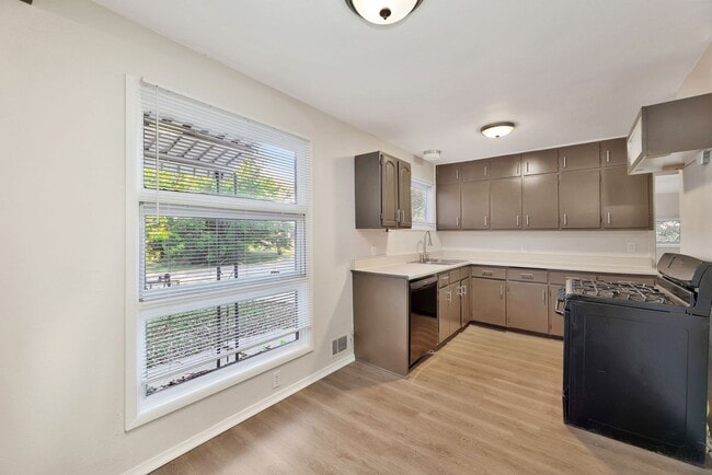 Building Photo - 6020 N E Pk Vw Dr