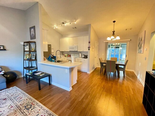 Building Photo - Townhome in Opelika- 2/2 Avaliable April 1st!