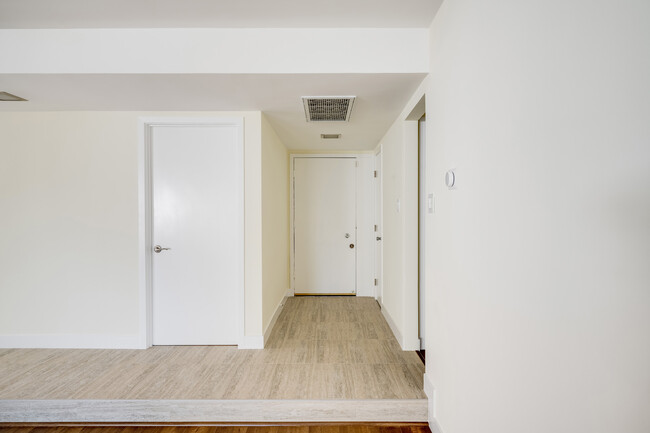 Foto del edificio - 16610 Hart St