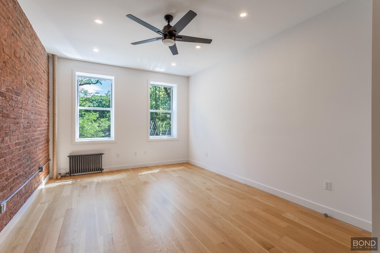 Foto principal - 309 E 10th St