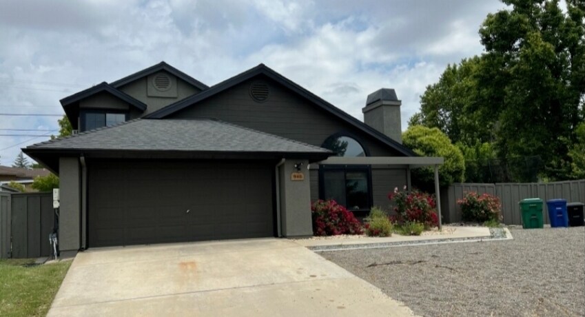 Primary Photo - 940 Wade Dr