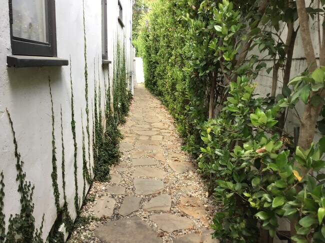 Vía privada a la segunda puerta - 5437 Ventura Canyon Ave