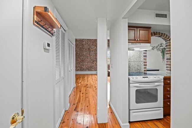 Building Photo - Available 9/1. Awesome 1 BR/1.5 BA Apartme...