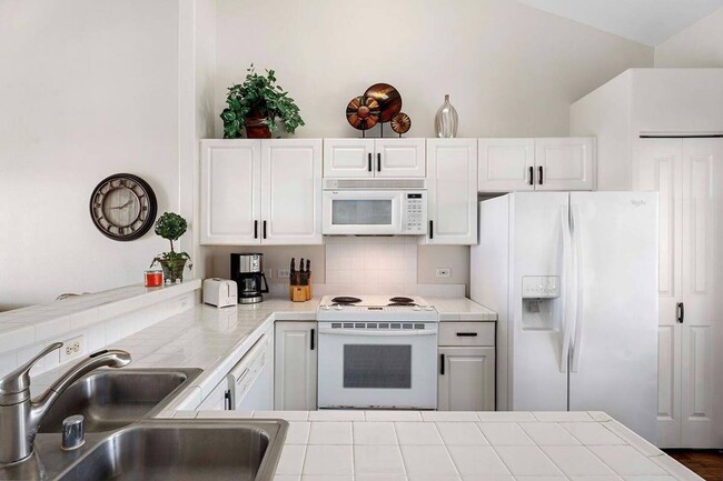 Building Photo - 2 Bedroom 2 Bathroom Fully Furnished secon...