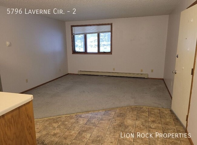 Foto del edificio - 5796 Laverne Cir N