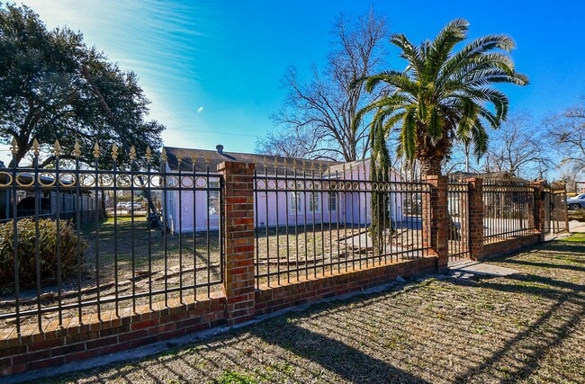 Building Photo - 706 Zola Rd