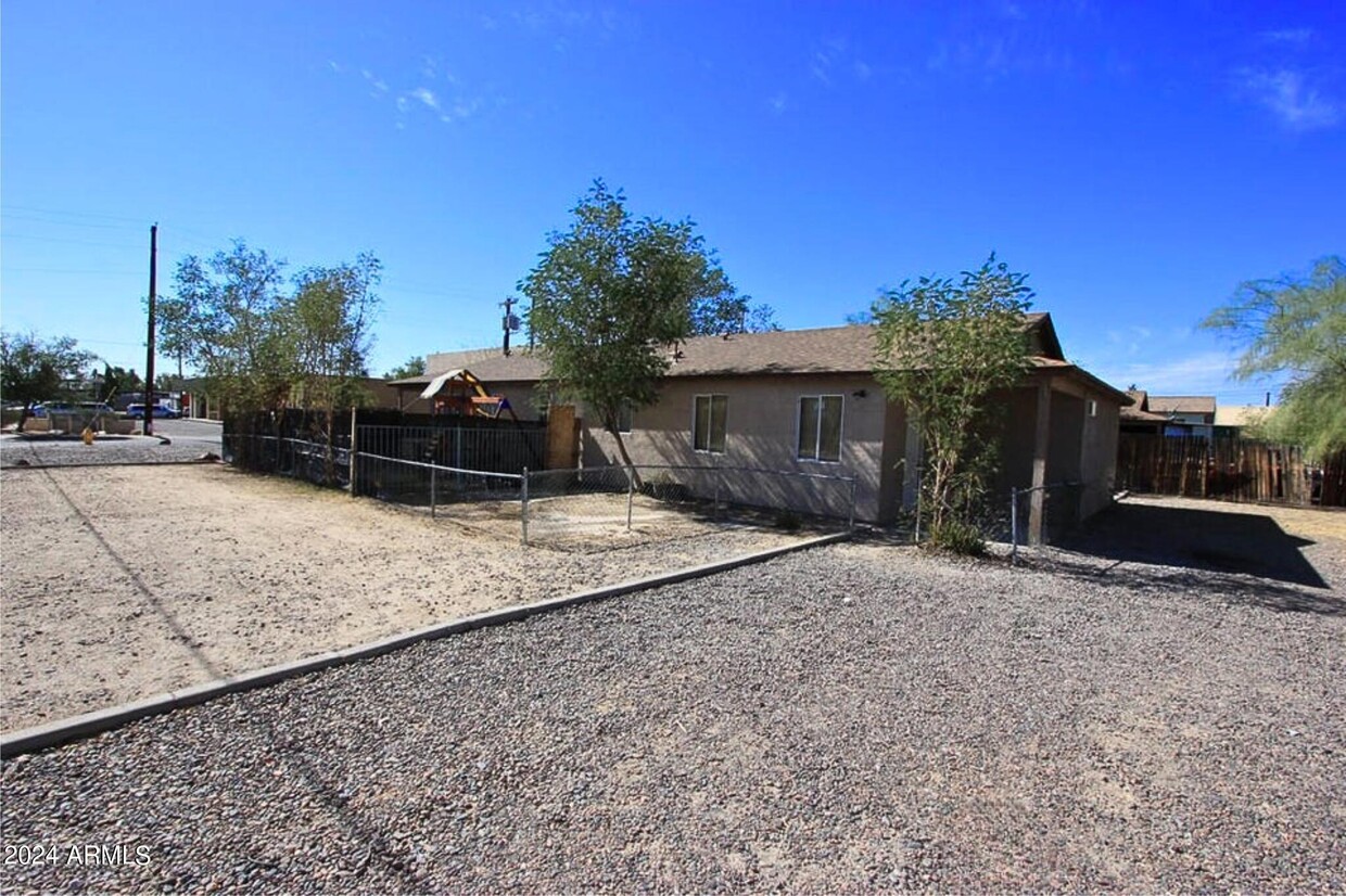 Primary Photo - 1502 W Palmer Dr