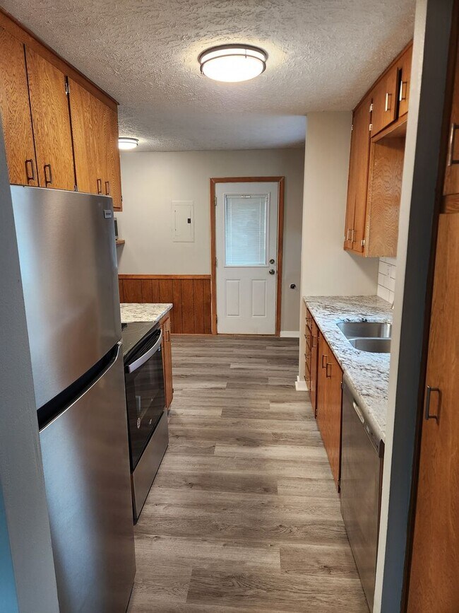 Building Photo - 3/2 newly remodeled, with 1 car garage and...