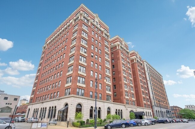 Building Photo - 5300 S Shore Dr