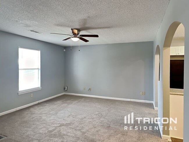 Building Photo - 6836 Saganaw Dr