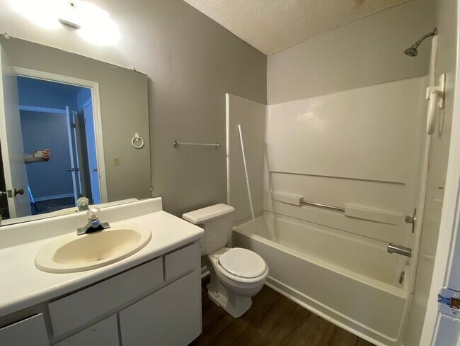 Foto del edificio - AVAILABLE NOW! (Pet Friendly)