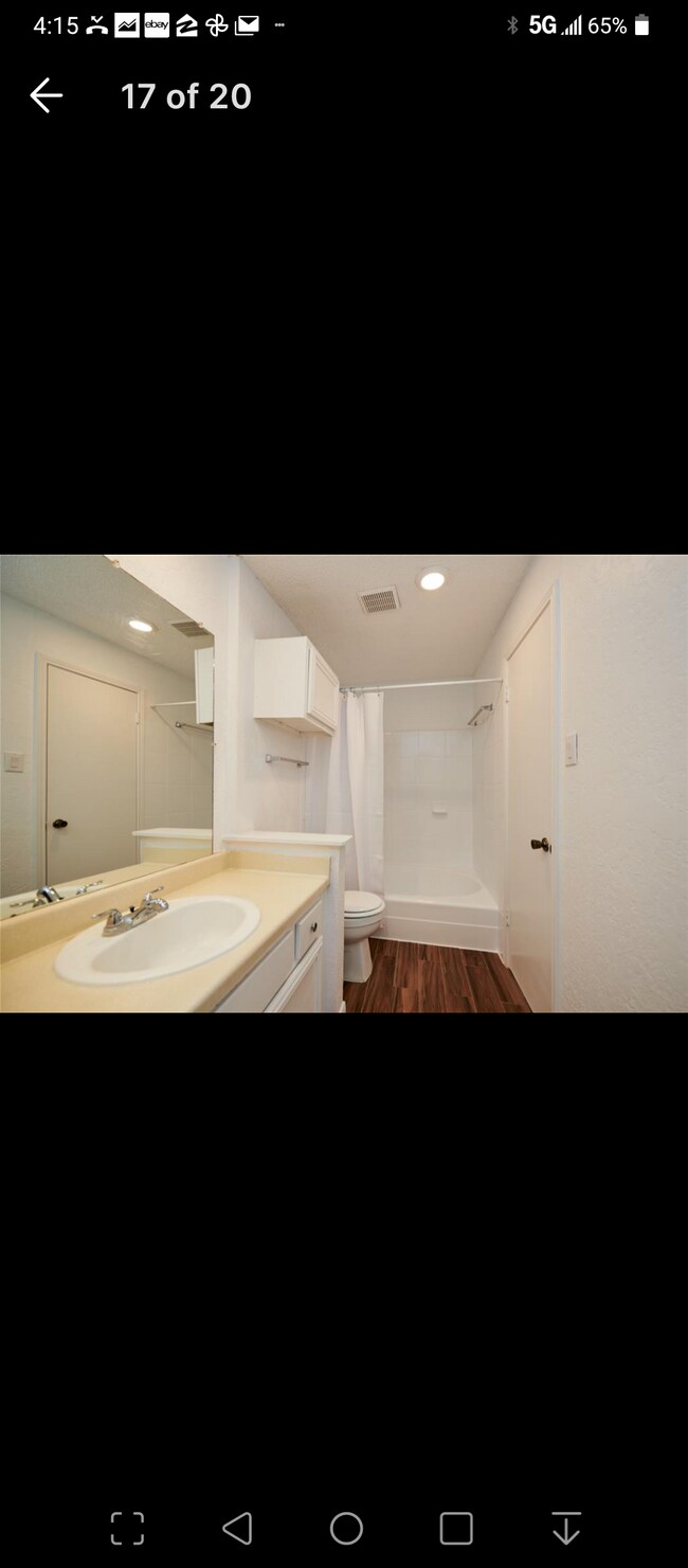 Baño limpio, eficiente y modernizado. Muy fácil de limpiar. - 12400 Overbrook Ln
