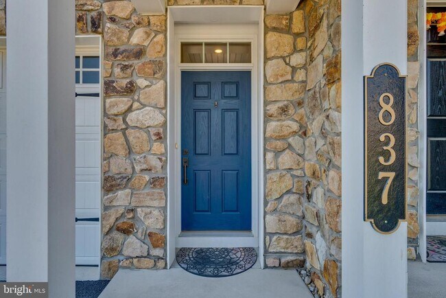 Foto del edificio - 837 Stonecliffe Rd