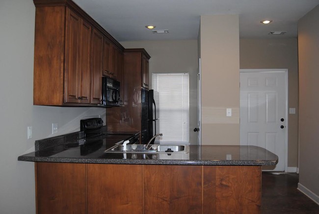 Building Photo - 1620 Latourette Dr
