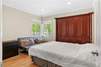 Building Photo - 702 E Glenoaks Blvd