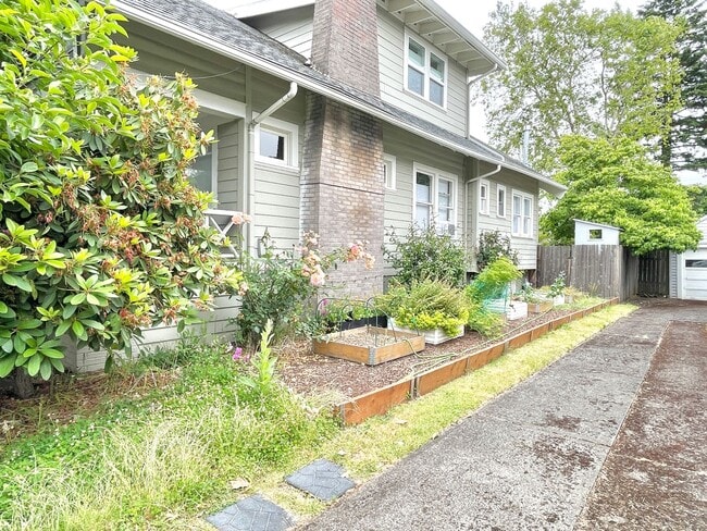Building Photo - Gorgeous Rose City Park 4 bed Craftsman