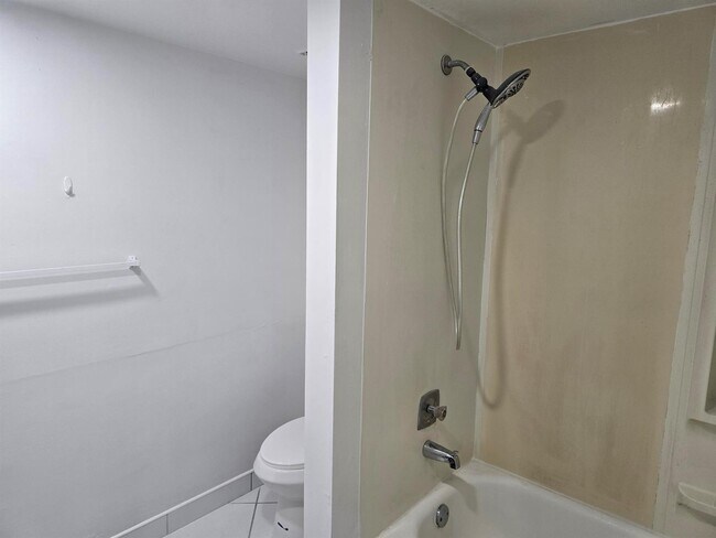 Building Photo - 3900 NW 76th Ave