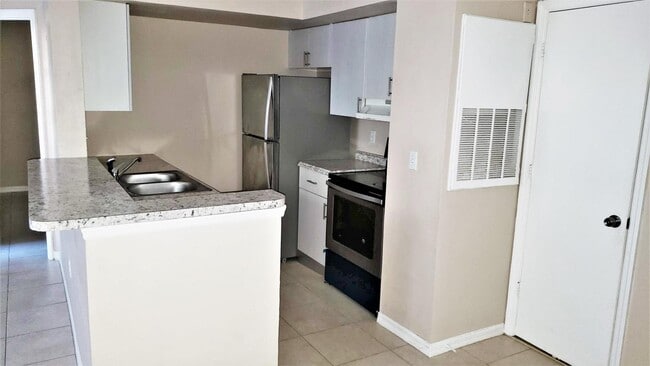 Foto del edificio - 445 Fountainhead Cir