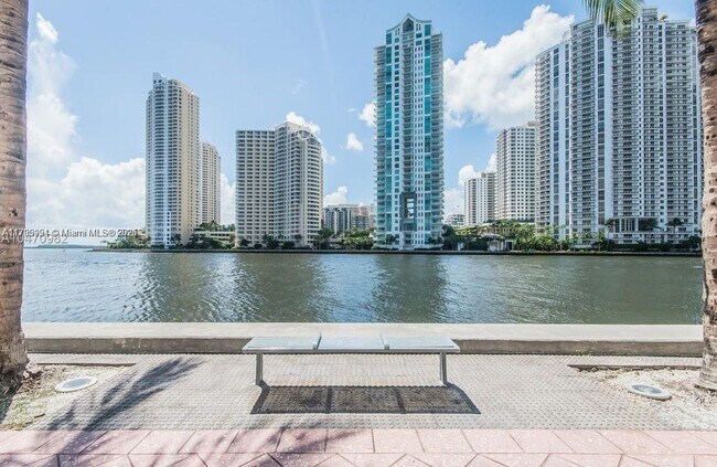 Foto del edificio - 325 Biscayne Blvd