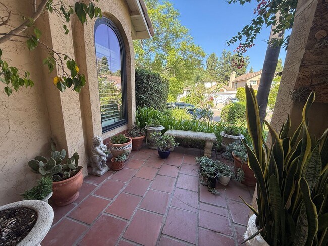 Foto del edificio - Fully Furnished Beautiful Home In Eastlake...