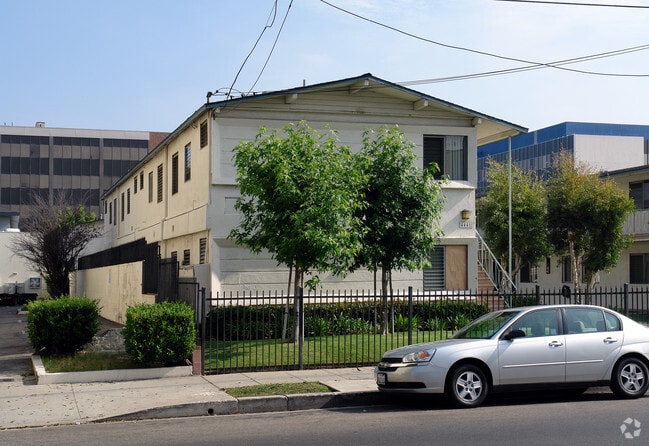 Building Photo - The Oasis Apartments