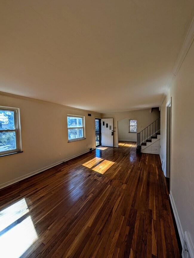 Foto del edificio - 3 Bed, 1 Bath Home w/ Finished Attic, Sunr...