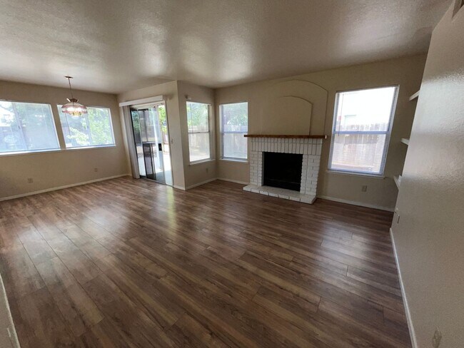 Foto del edificio - Two Story, 4BR/2.5BA, Very Large Backyard ...