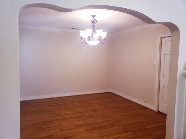 Building Photo - 2 bedroom, 1 Bath Austin Stone Cottage in ...