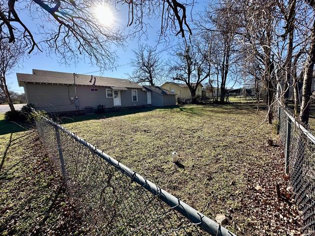 Building Photo - 607 E Hale Ave