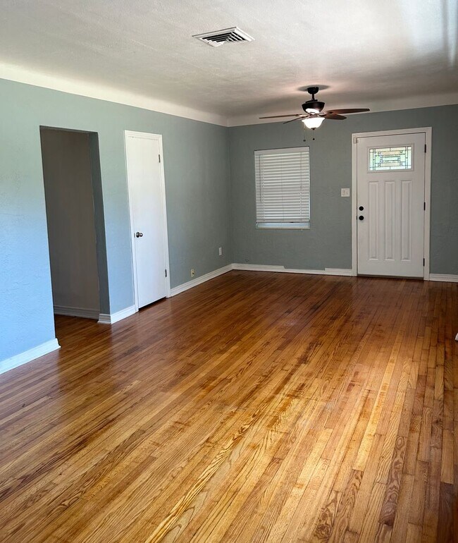 Foto del edificio - 3 bedroom 1 bath home with a large yard an...