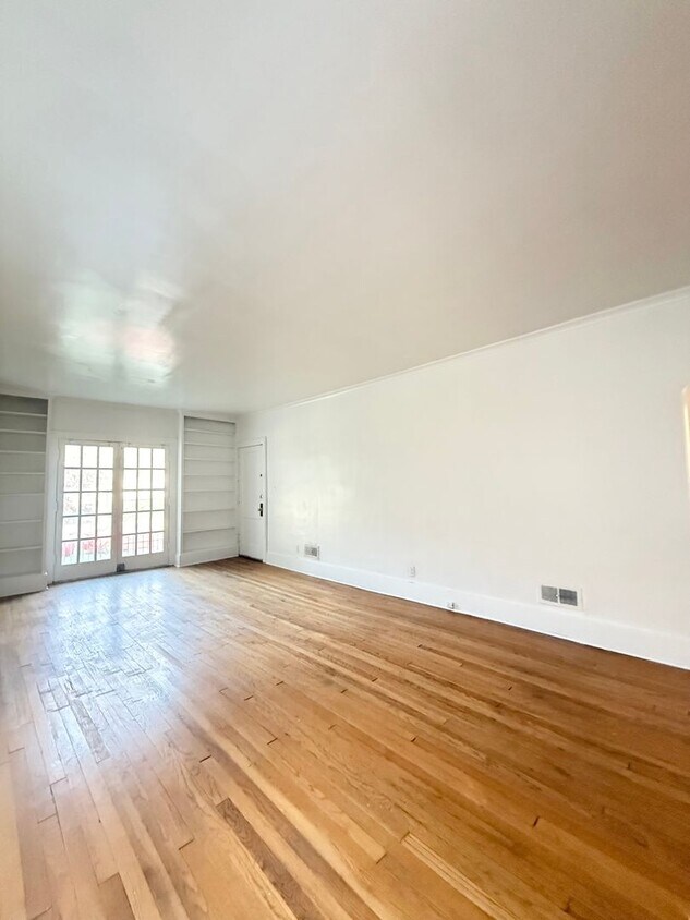 Foto principal - 3 Bed in the heart of Blackstone District! Available Now!