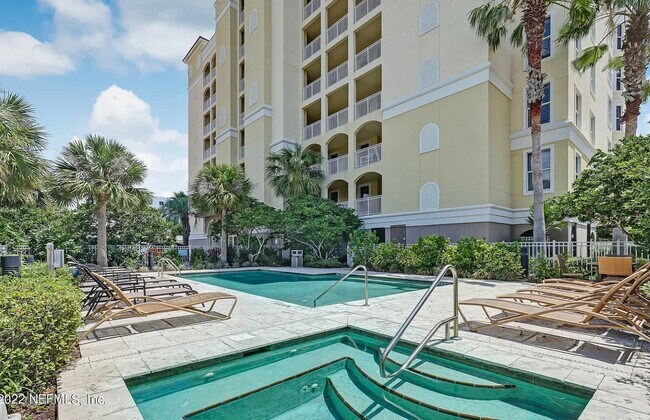 Lounge at the pool / jacuzzi - 1126 1st St N