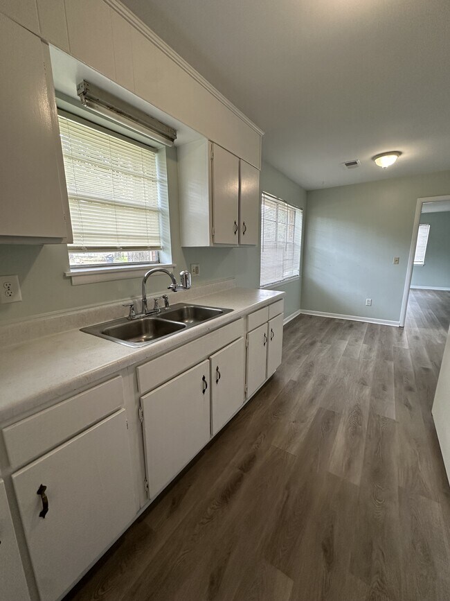 Building Photo - 906 Belleview Cir W