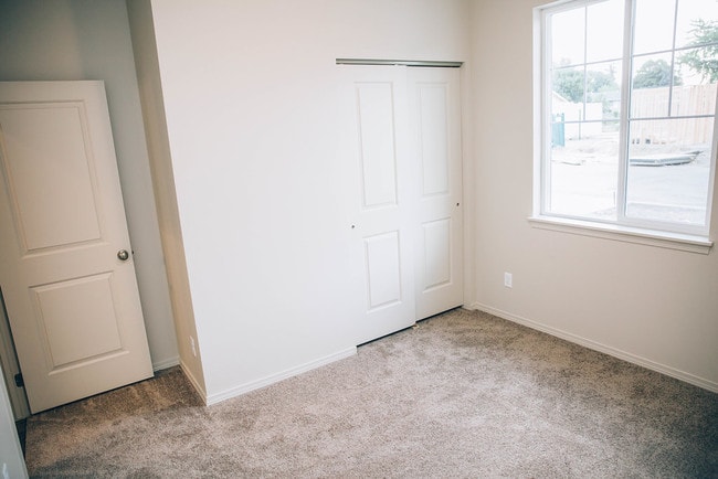 Foto del edificio - 302 S Marigold Ln