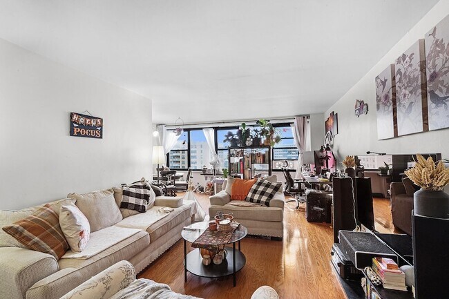 Foto del edificio - 10 Huron Ave