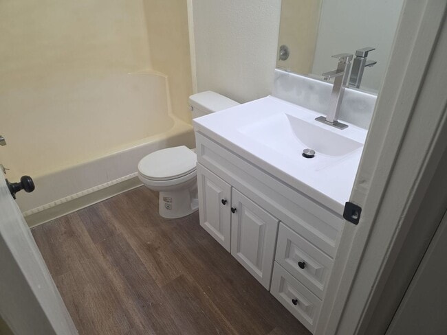 Building Photo - Spacious 2 bedroom Townhouse