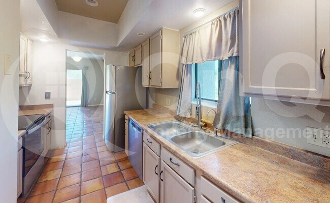 Building Photo - 635 West Calle de las Lomitas