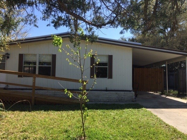 Primary Photo - 676 Coral Cir
