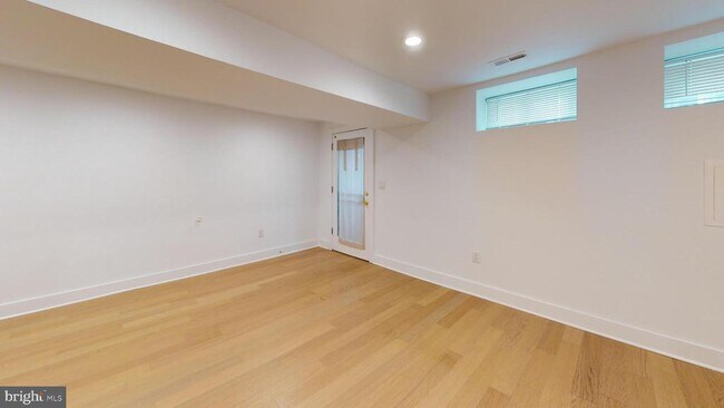 Foto del edificio - 472 Ridge St NW