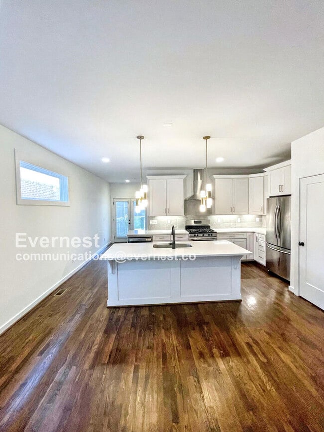 Foto del edificio - 549 Moore Ave