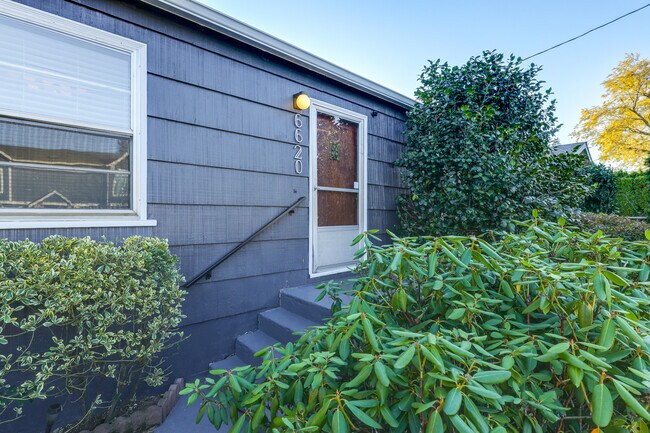 Building Photo - 6620 SE Reedway St