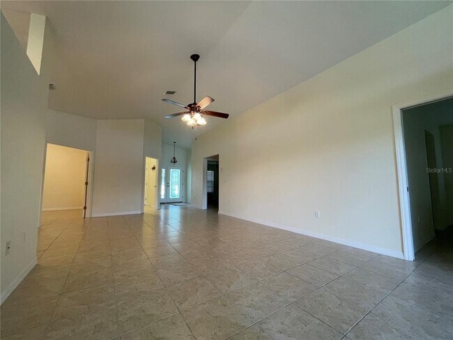 Building Photo - 492 Lake Suzanne Dr