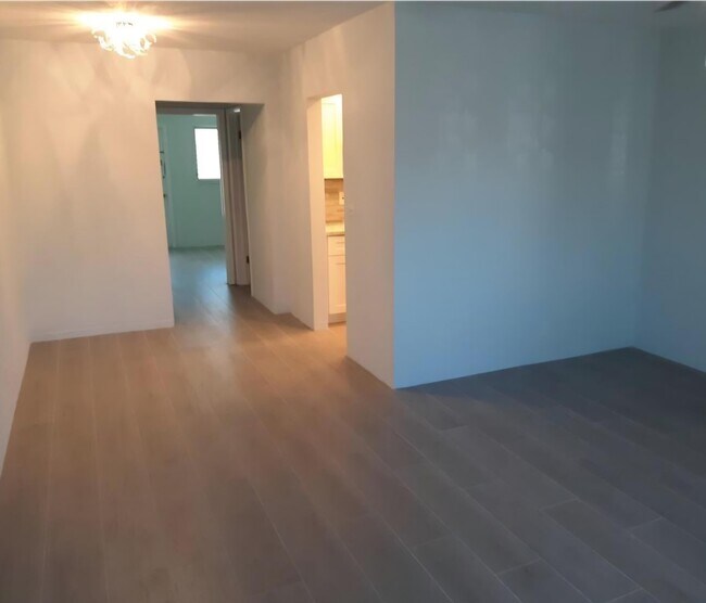 Building Photo - 2100 NE 51st Ct