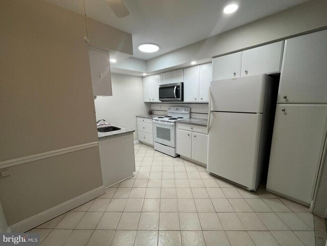 Building Photo - 115 E Kings Hwy