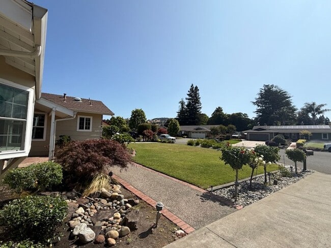 Building Photo - Massive 4-Bedroom home in Quiet Green Vall...