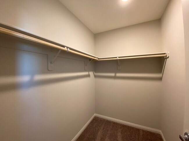 Building Photo - 4 BED 2.5 BATH 2 CAR GARAGE,  LARGE CORNER...
