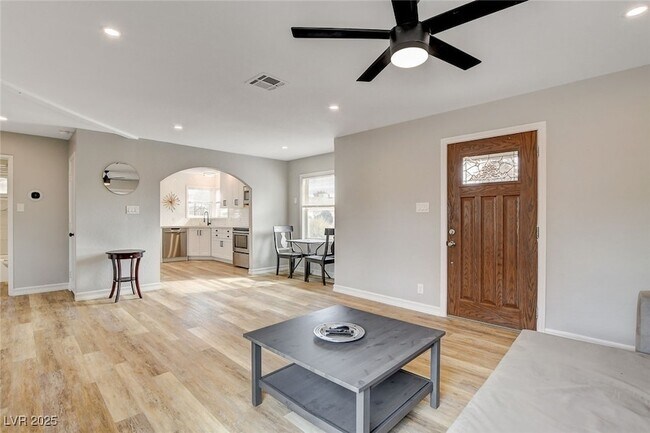 Foto del edificio - 1017 E Oakey Blvd