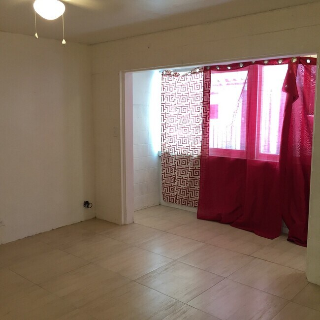 Foto del edificio - Waikiki: 1 Bed, 1 Bath Apartment